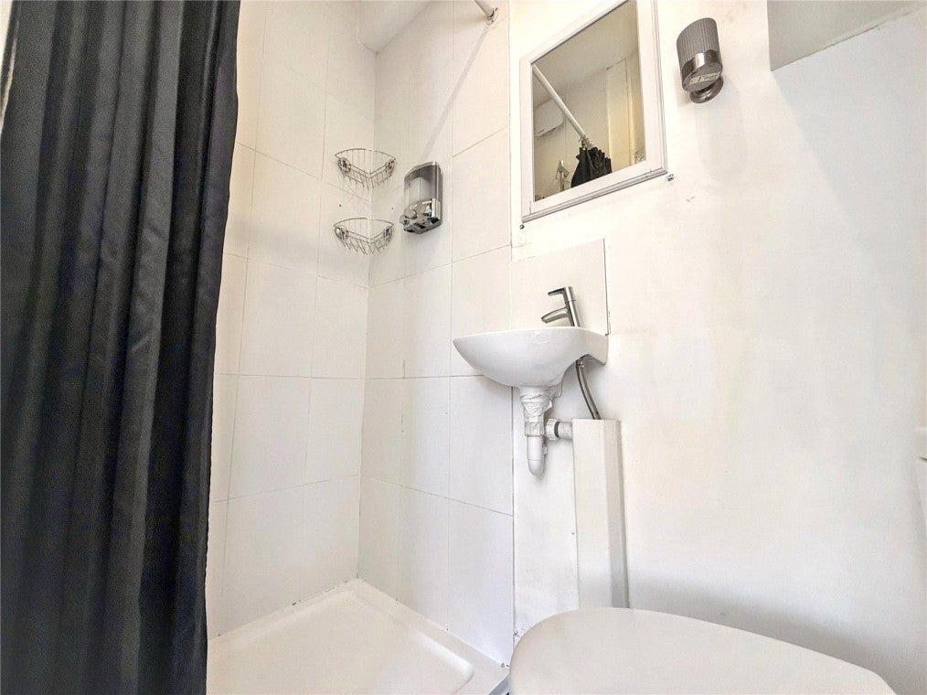 Flat Sudlow Road in Greater London