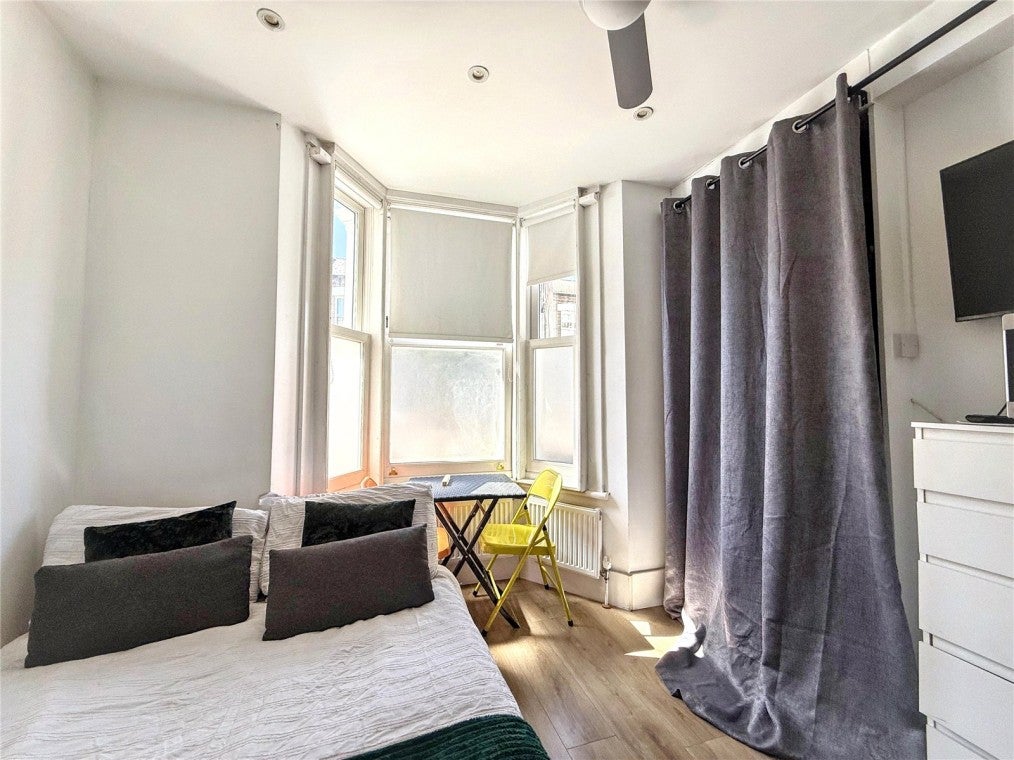 Flat Sudlow Road in Greater London