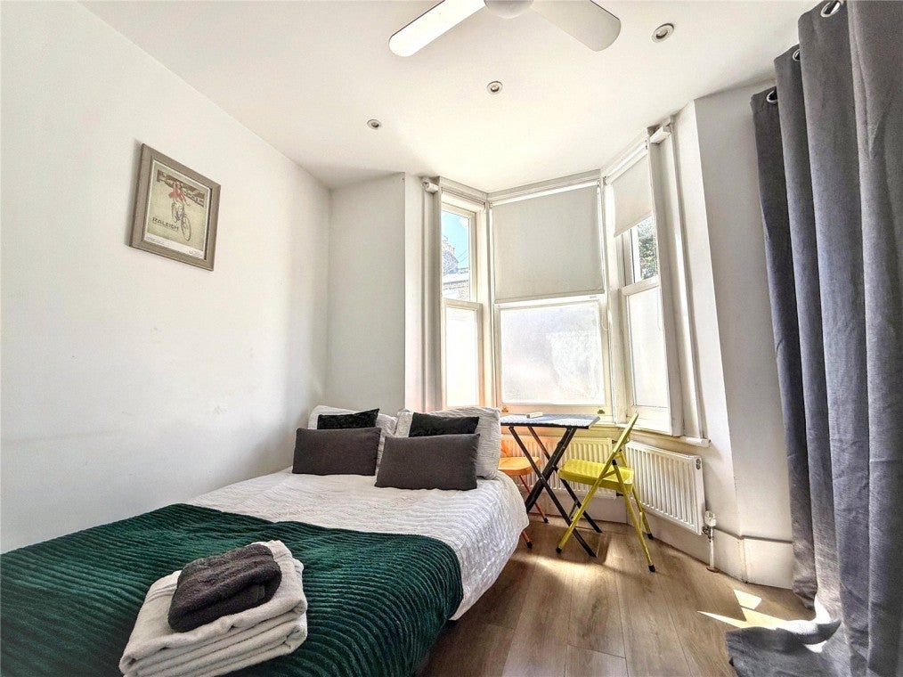 Flat Sudlow Road in Greater London