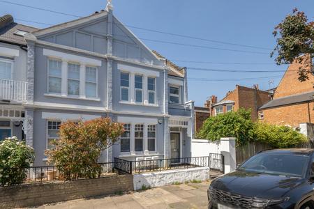 Flat Oakley Gardens in Greater London