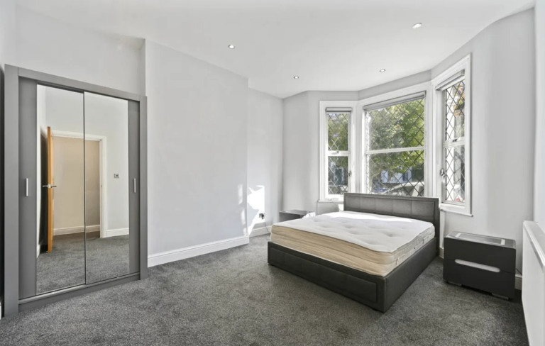 Flat Eynham Road in Greater London