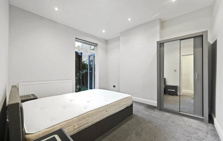 Flat Eynham Road in Greater London