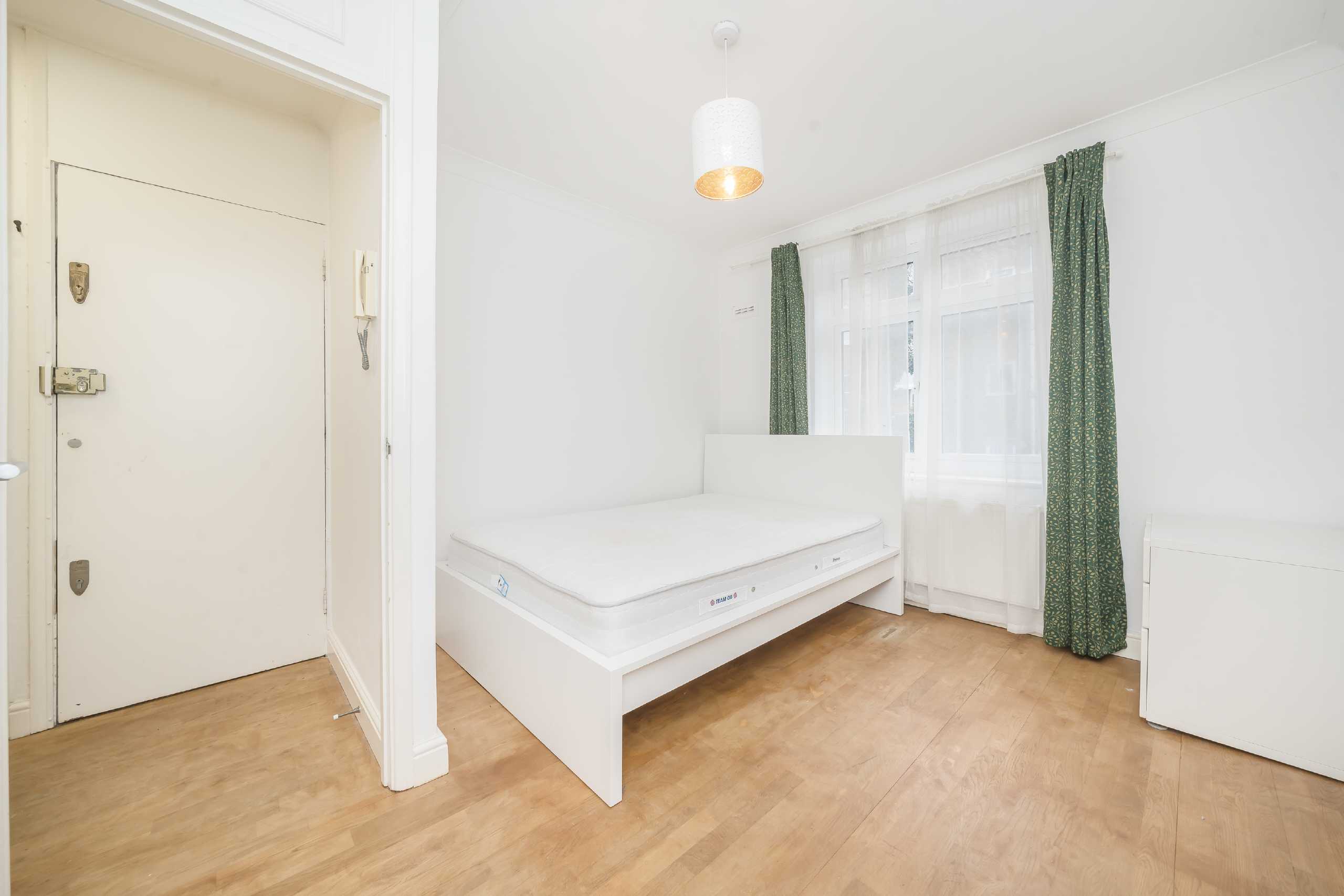Flat Netherwood Road in Greater London