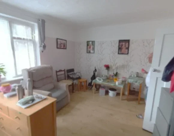 Flat Torrington Drive in Greater London