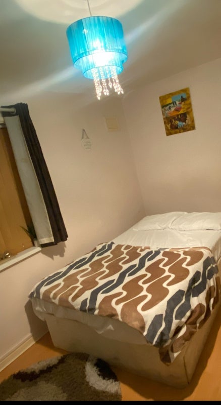 Room Castleton Road in Greater London