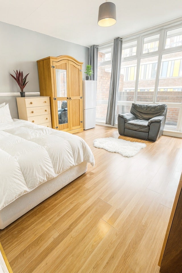 Room Stewarts Road in Greater London