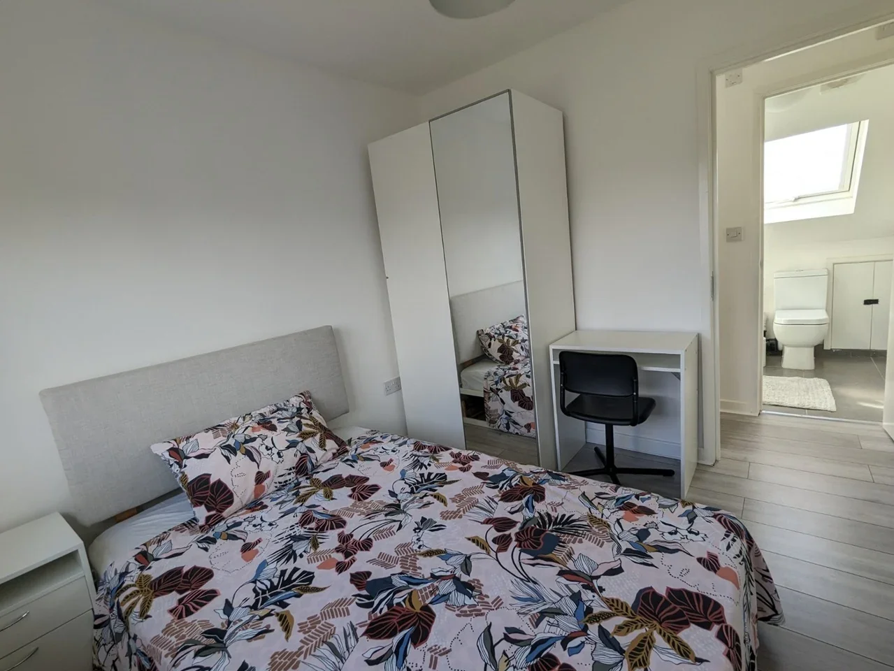 Room Pinkwell Lane in Greater London
