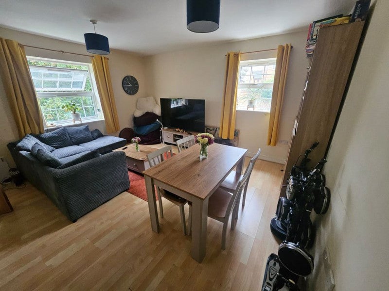 Flat Champs Sur Marne in Bradley Stoke