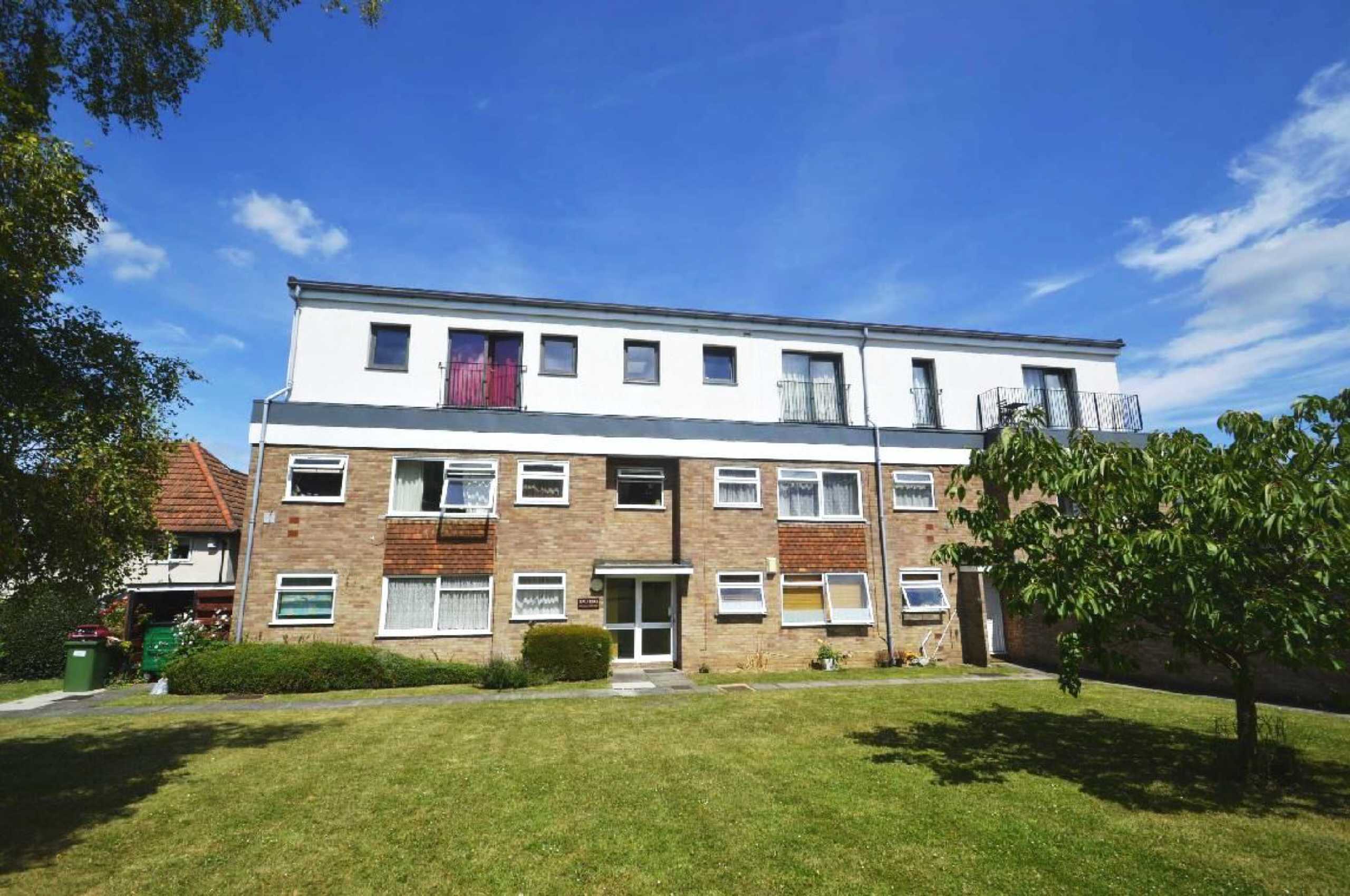Flat St James Road in Greater London