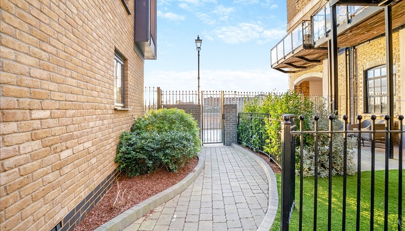Flat Rainville Road in Greater London