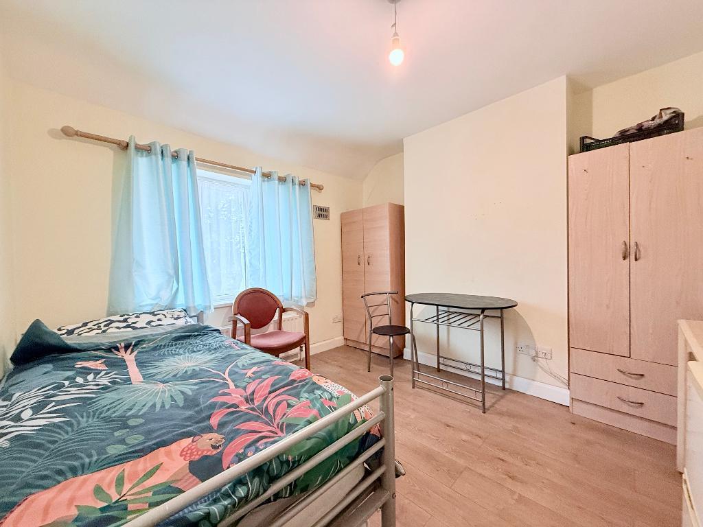 Room Long Drive in Greater London