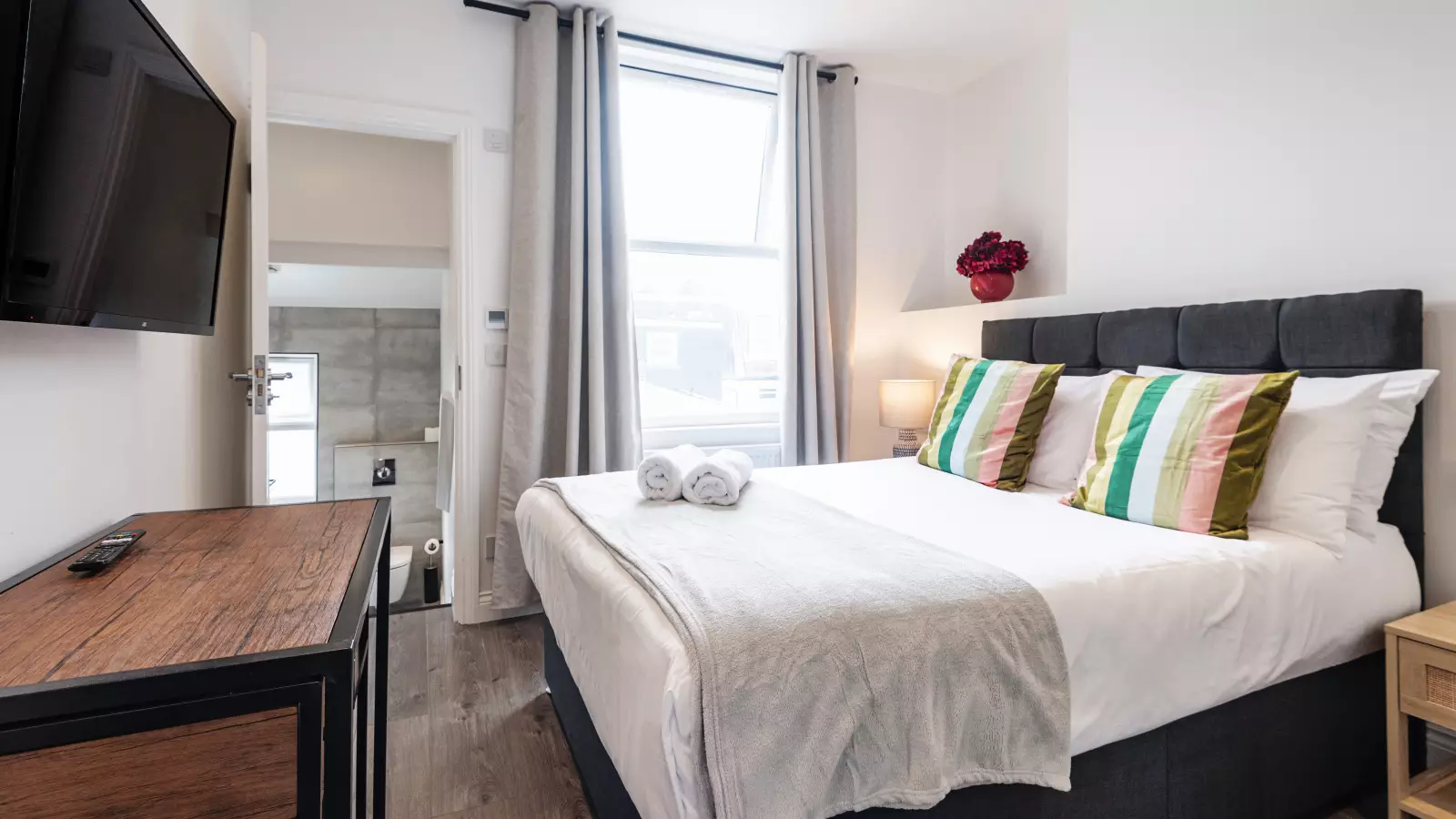 Flat Lancaster Court in Greater London