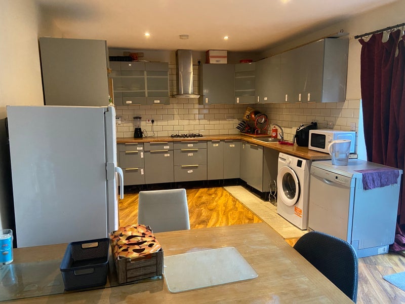 Room Willinton Road in Bristol