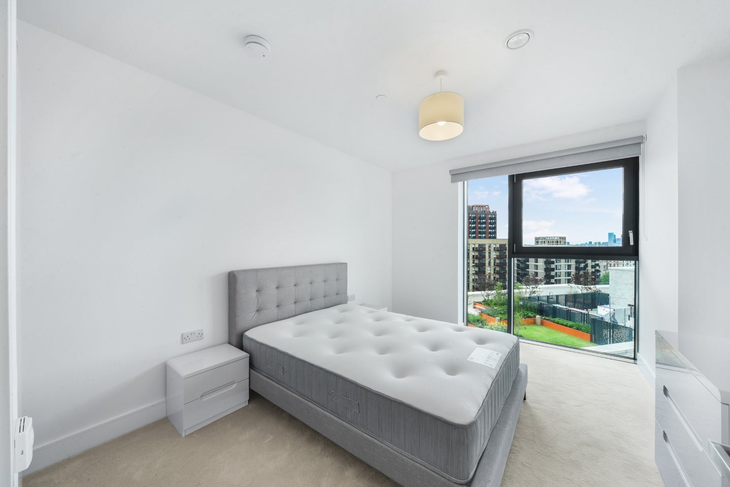 Flat Sayer Street in Greater London