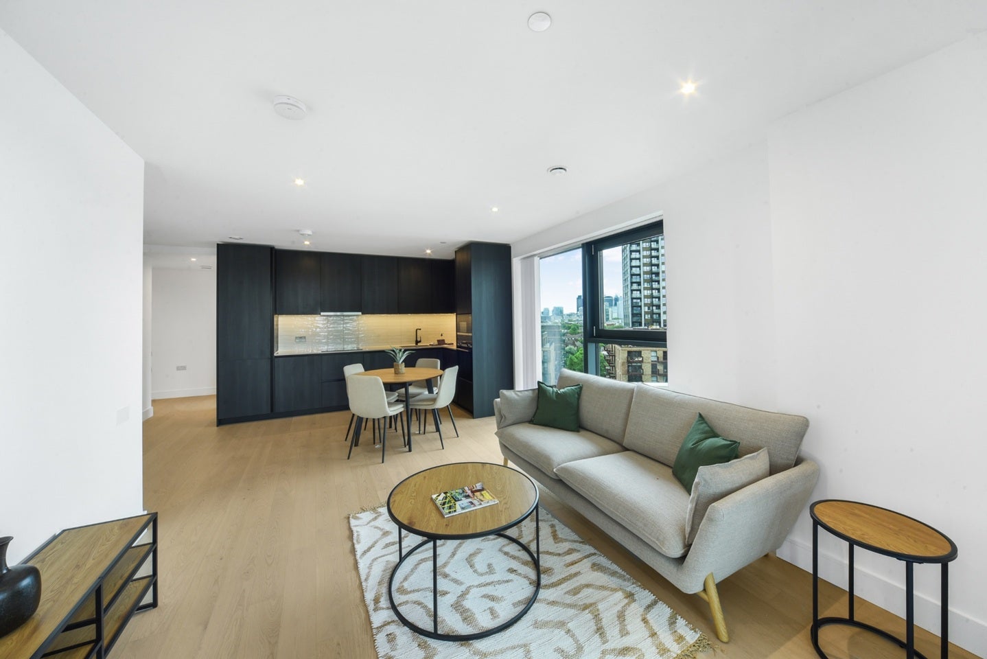 Flat Sayer Street in Greater London
