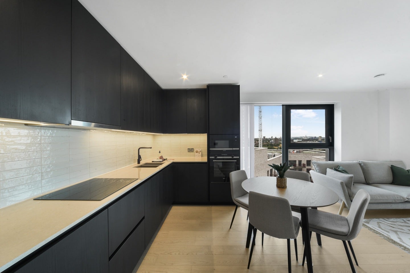 Flat Sayer Street in Greater London