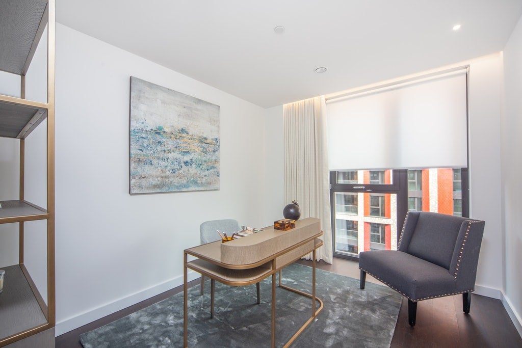 Flat Ponton Road in Greater London