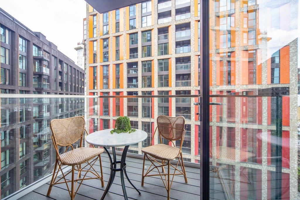 Flat Ponton Road in Greater London