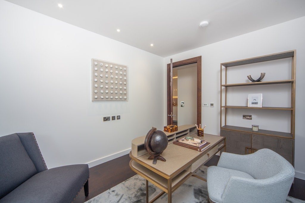 Flat Ponton Road in Greater London
