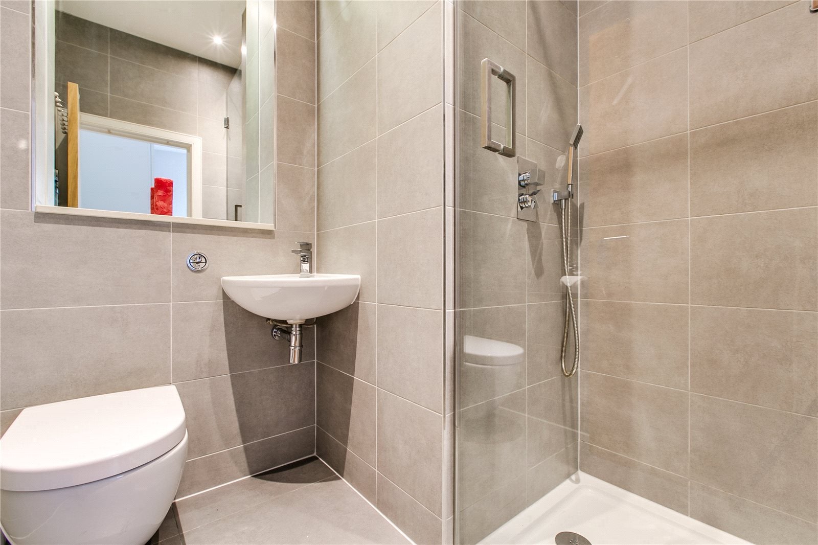 Flat Askew Road in Greater London