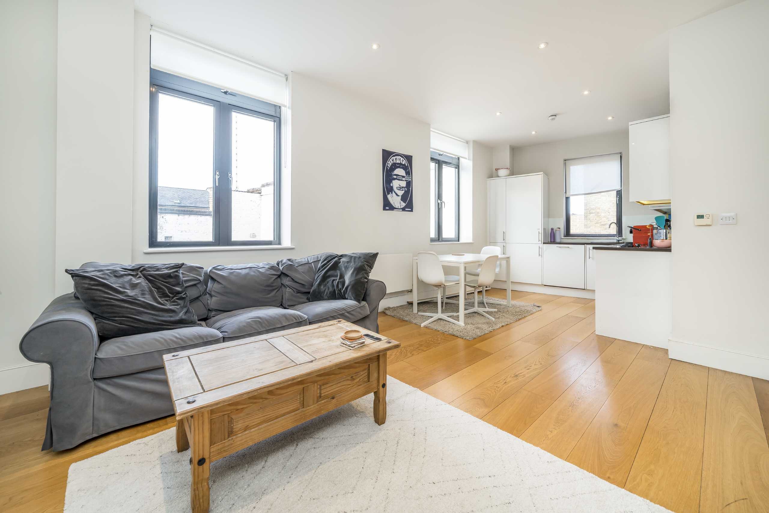 Flat Askew Road in Greater London
