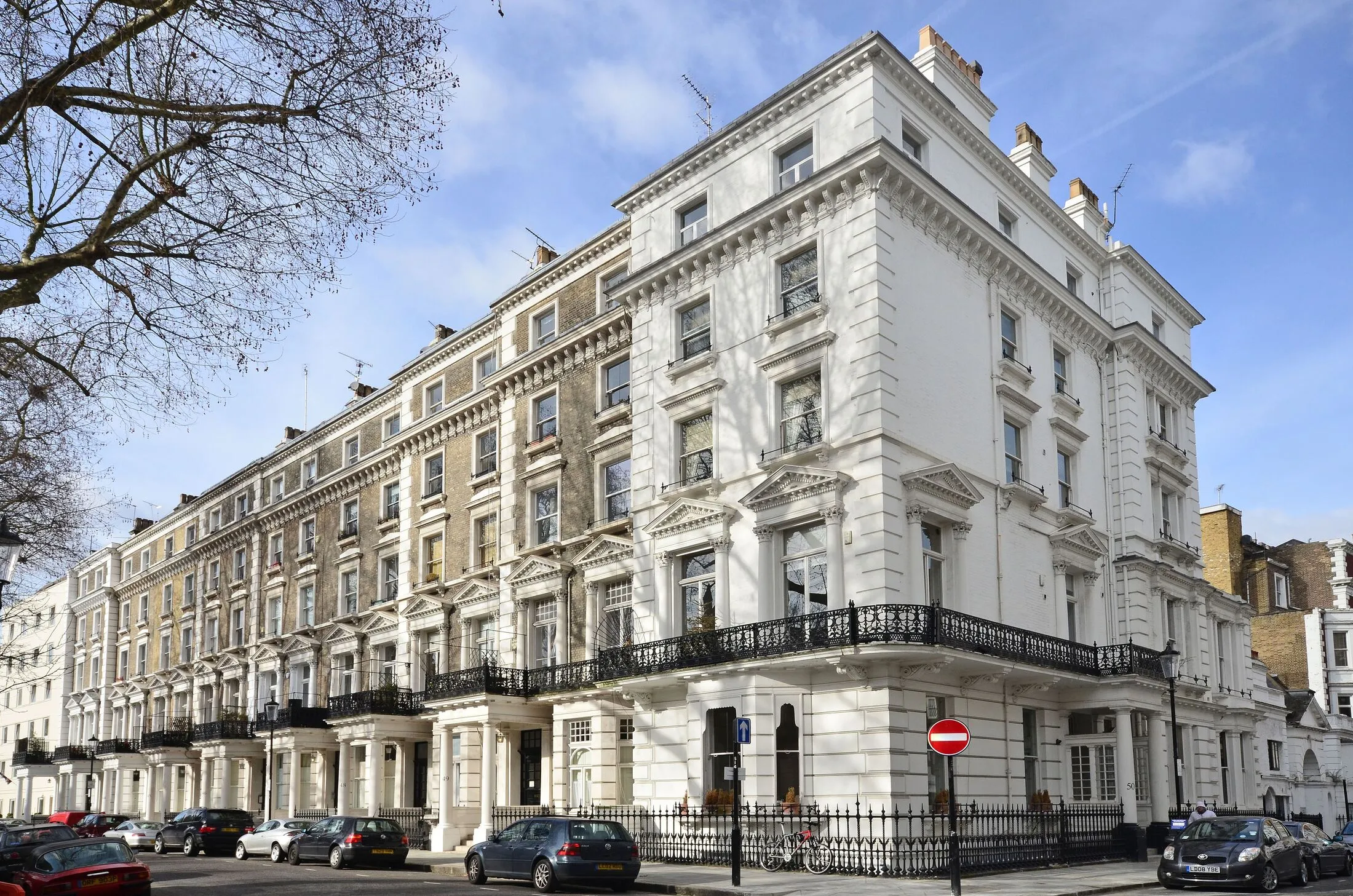 House Courtfield Gardens in Greater London