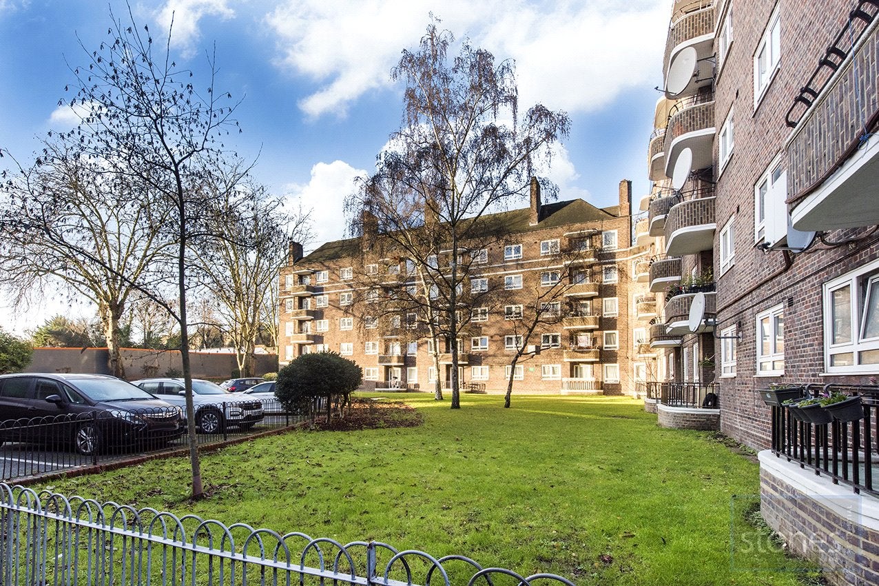 Flat Parkhill Road in Greater London
