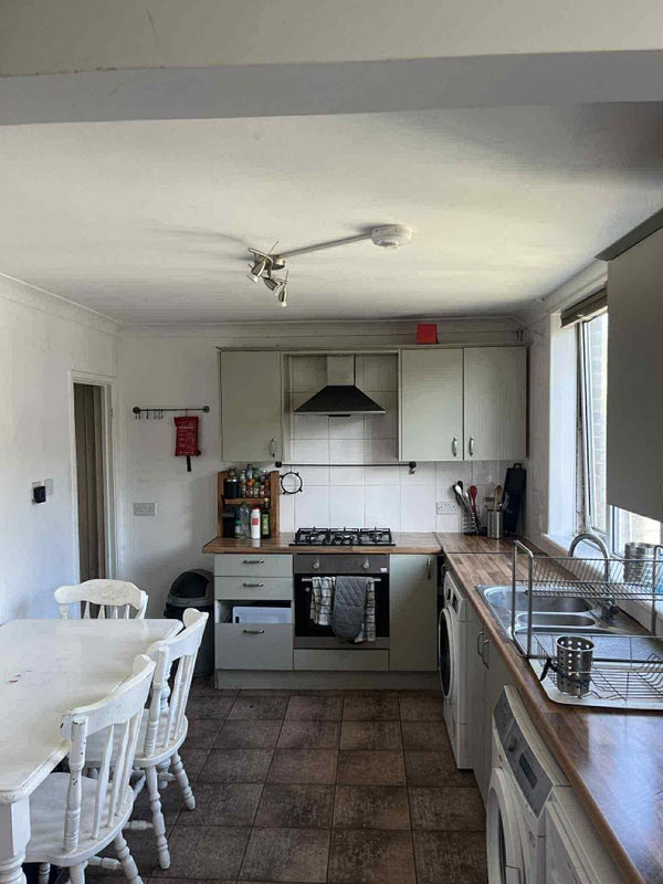 Room Clarence Crescent in Greater London