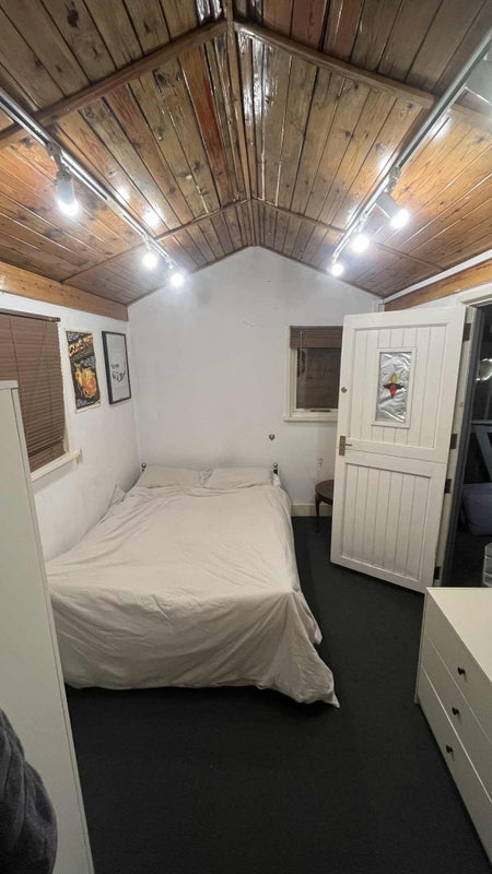 Room Clarence Crescent in Greater London