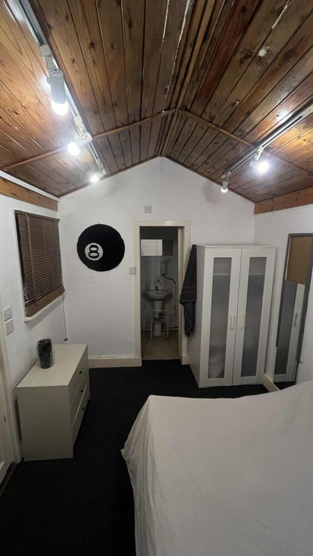 Room Clarence Crescent in Greater London