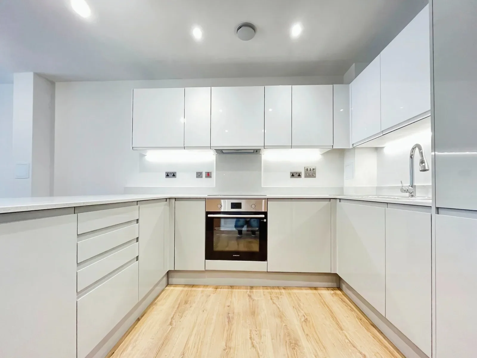 Flat Victoria Road in Ashford