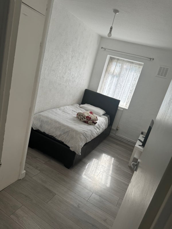 Room Restons Crescent in Greater London