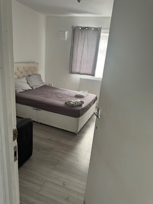 Room Restons Crescent in Greater London