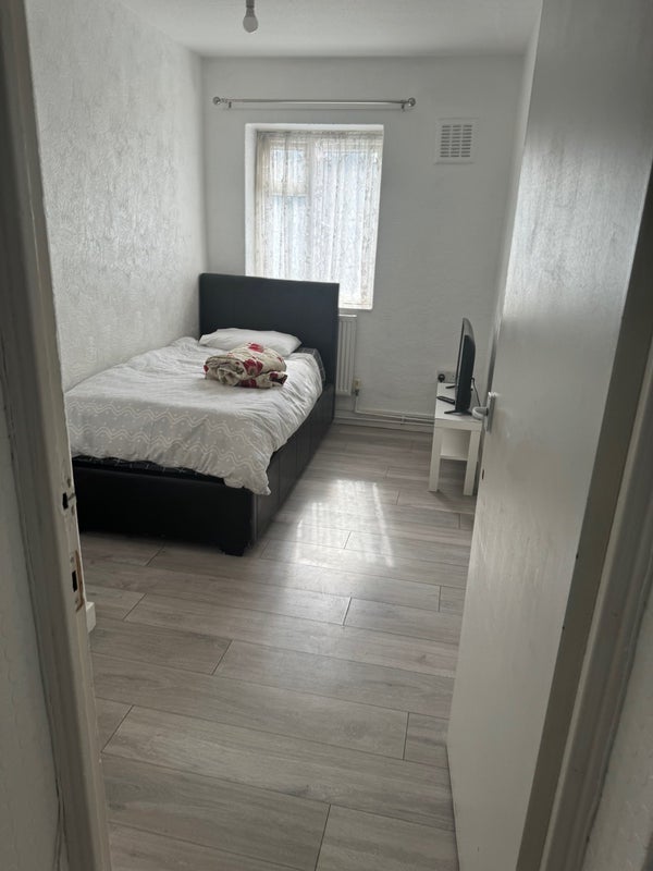 Room Restons Crescent in Greater London