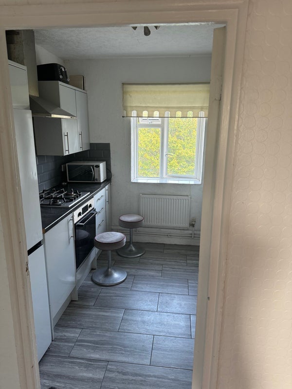 Room Restons Crescent in Greater London