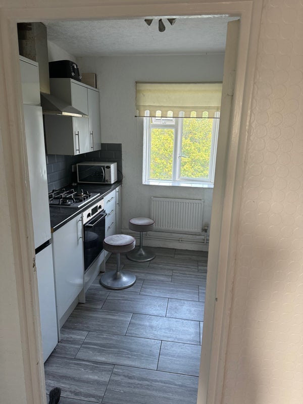 Room Restons Crescent in Greater London