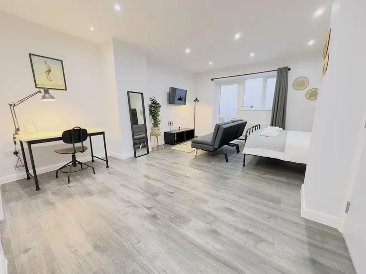Flat Spring Lane in Greater London