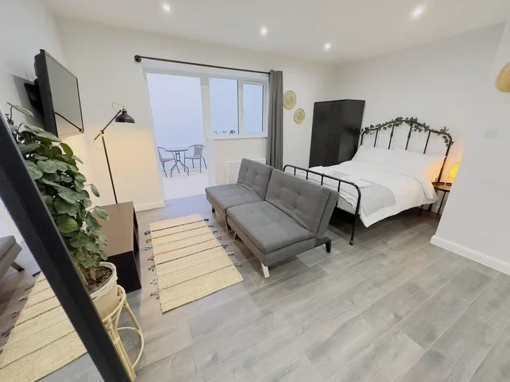 Flat Spring Lane in Greater London