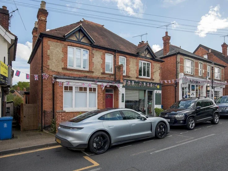 Flat High Street in Ascot