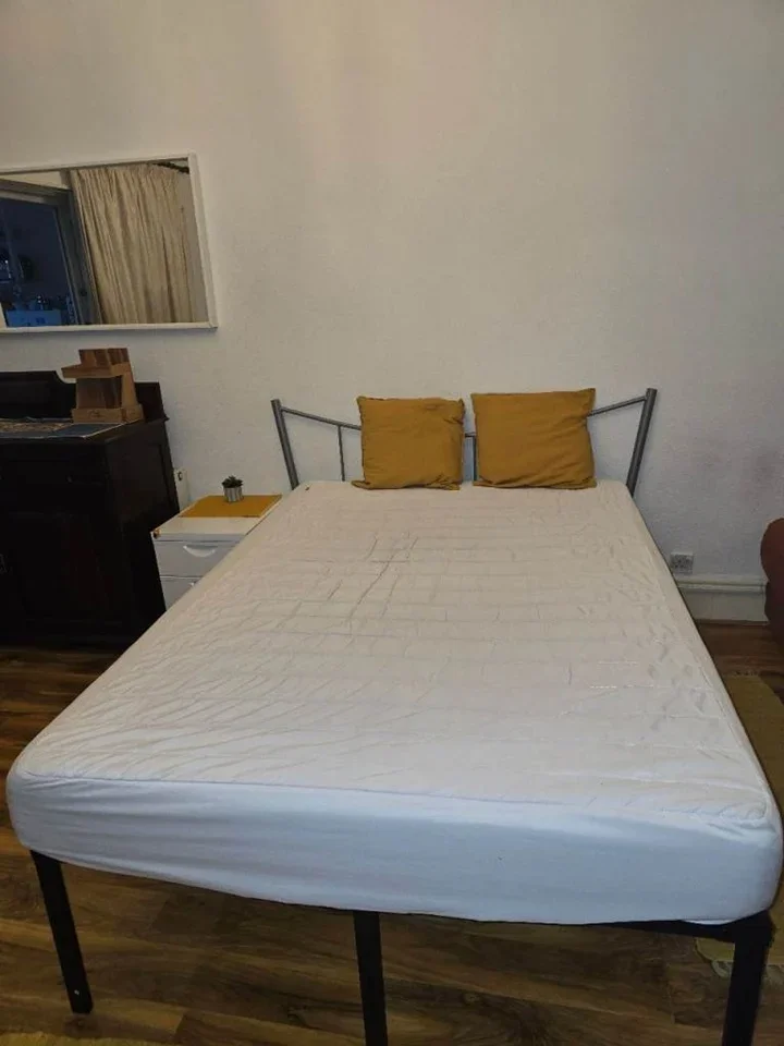 Room Forty Lane in Greater London
