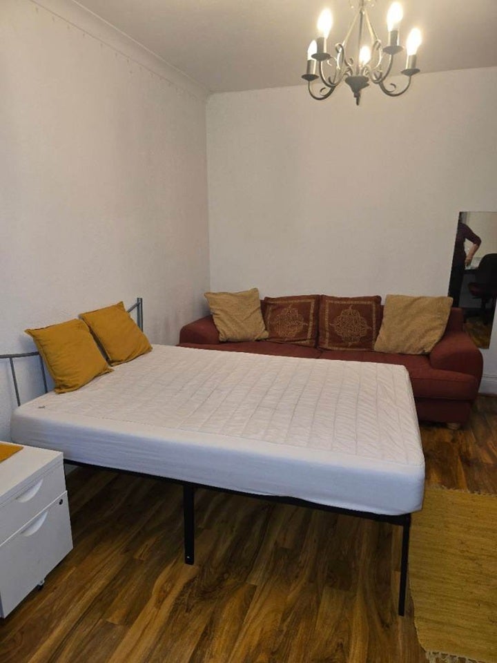 Room Forty Lane in Greater London