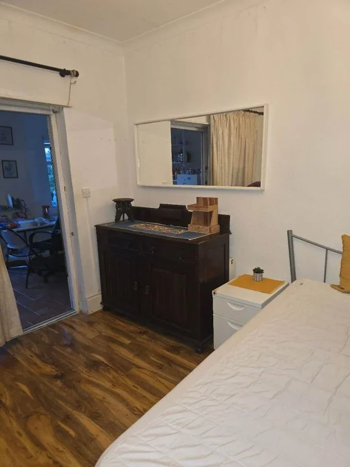 Room Forty Lane in Greater London