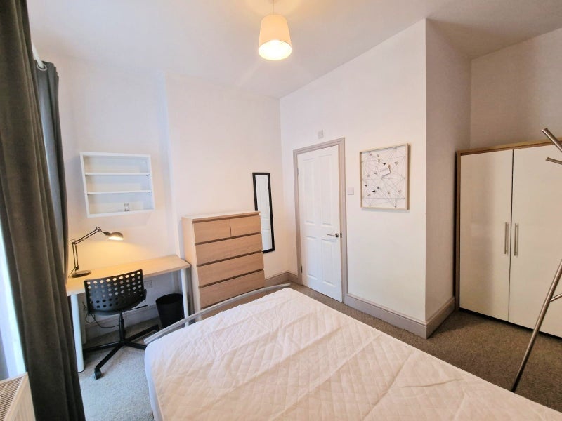 Room Summerfield Crescent in Birmingham