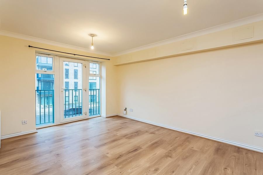 Flat Sheepcote Road in Greater London