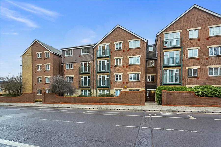 Flat Sheepcote Road in Greater London