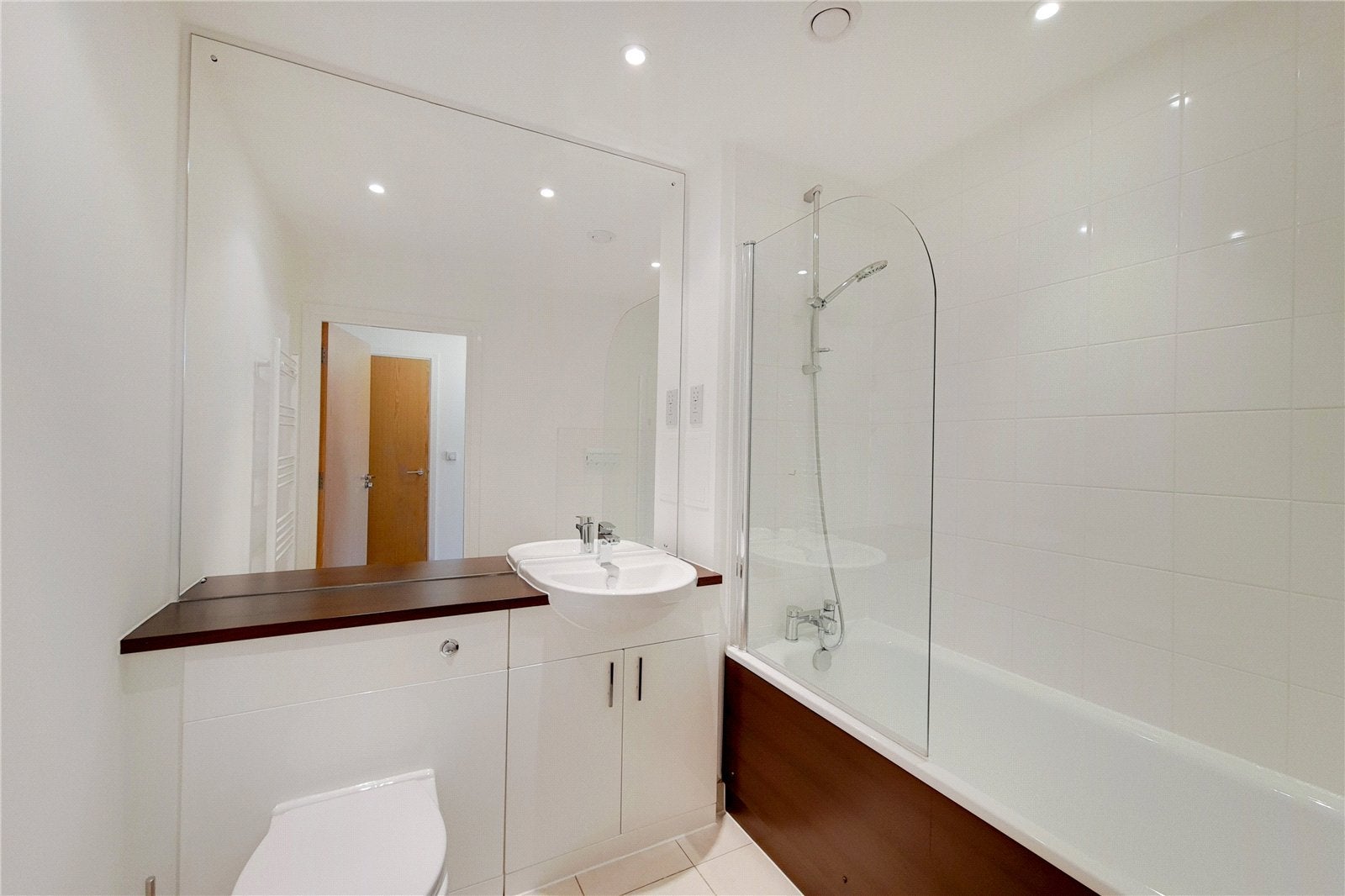 Flat Heybourne Crescent in London