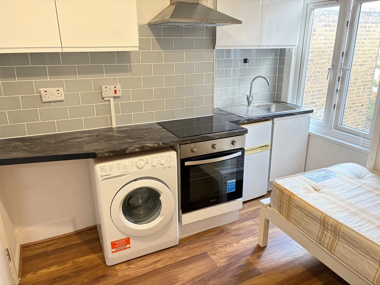Flat Warwick Road in Greater London
