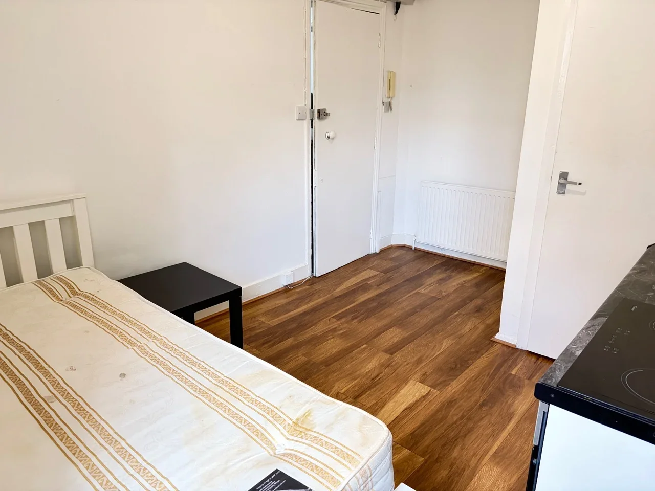 Flat Warwick Road in Greater London