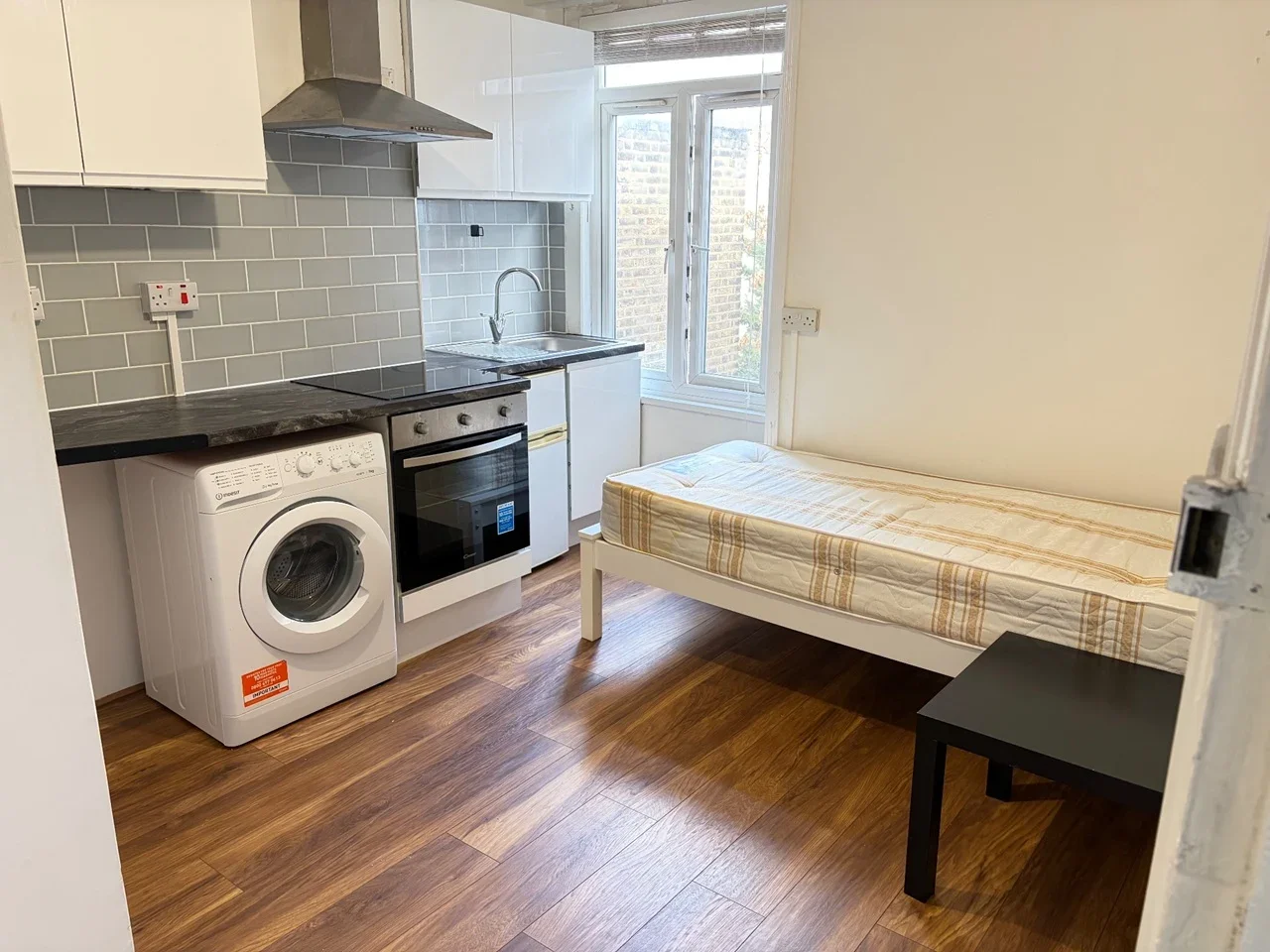Flat Warwick Road in Greater London