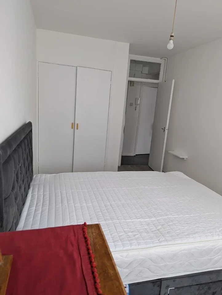 Flat Corban Road in Greater London